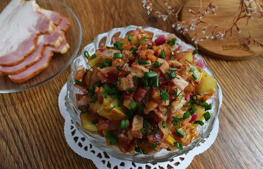 1. Этап. Королевский картофельный салат: Залейте заправкой картофель, добавьте измельченный укроп, бекон и перемешайте, дайте настояться минут 15. Подавайте к столу.