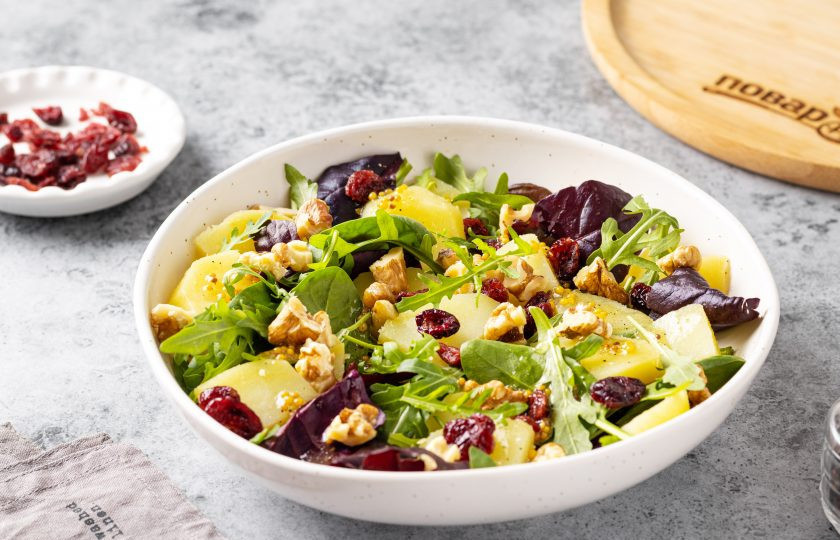 1. Этап. Картофельный салат с клюквой и орехами: Полейте салат заправкой и подавайте. Приятного вам аппетита!