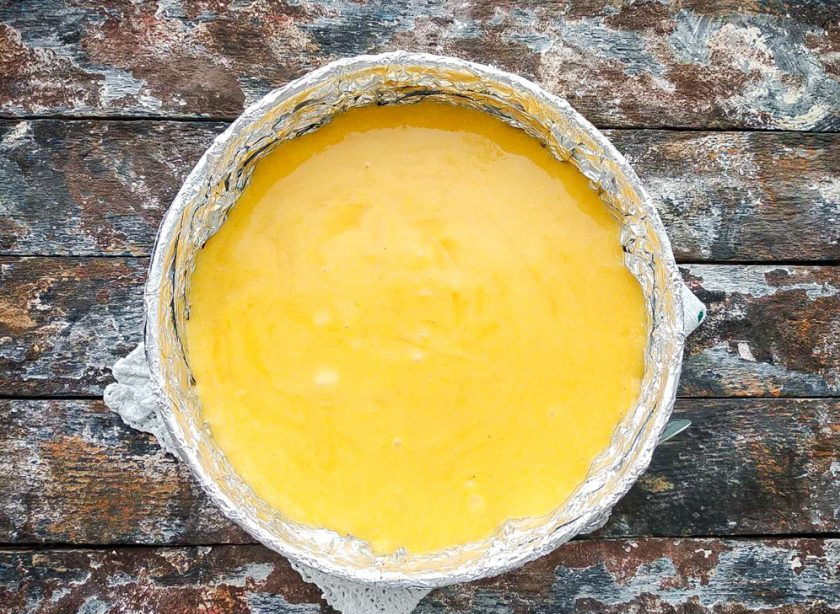 1. Этап. Шарлотка от тети Светы: Сверху яблок вылейте тесто и отправьте в предварительно разогретую духовку до 180 градусов на 25-30 минут.