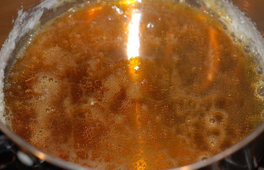 1. Этап. Нежный флан: 2. Когда карамель пиобрела нужный цвет, вылейте карамель в формочки для флана.