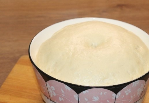 1. Этап. Слоеные пирожки с луком и картошкой: 6. Тесто обминаем.