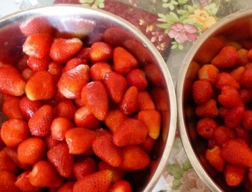 1. Этап. Клубничное варенье для детей: А теперь переберем ягоды, поделим их пополам. В одну миску выкладываем крепкие красивые ягоды, в другую - слишком спелые и примятые.