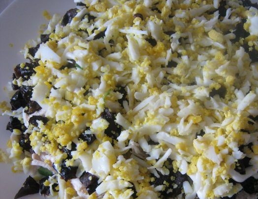 1. Этап. Куриный салат с черносливом: 6. Черносливом нужно пропитать несколько слоев. Каждый слой промазываем майонезом.