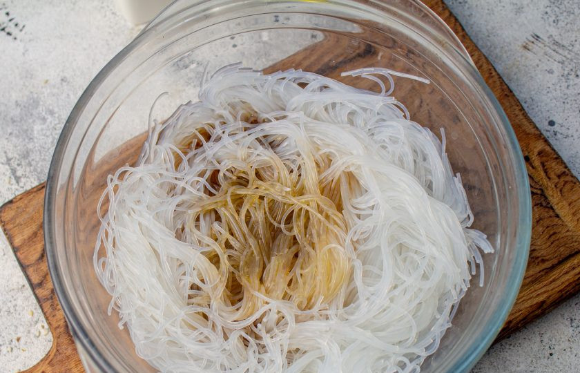 1. Этап. Салат по-китайски Харбинский: По истечении времени, откиньте лапшу на сито, чтобы стекла вся жидкости. Выложите ее в большой салатник и влейте соус, перемешайте.