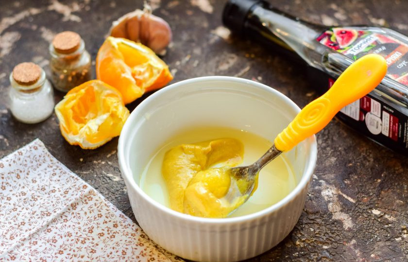 1. Этап. Маринад для свиных ребрышек: Апельсиновый сок перелейте в миску, добавьте к соку горчицу и мед.