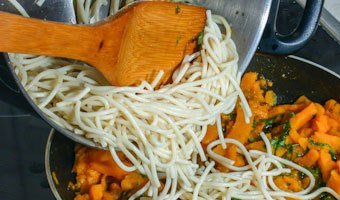 1. Этап. Паста с тыквой и сыром: В конце добавляем отваренные спагетти и все тщательно перемешиваем.