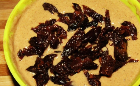 1. Этап. Диетическая коврижка: Добавьте в тесто чернослив и ещё раз перемешайте тесто.