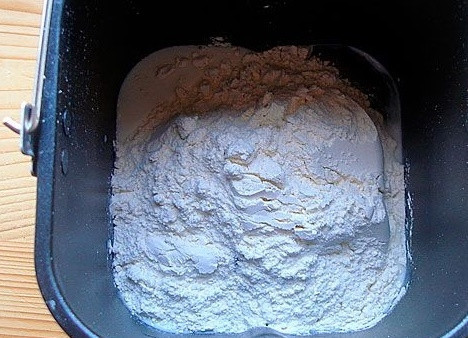 1. Этап. Бездрожжевой хлеб в хлебопечке (простой рецепт): Просеиваем муку и добавляем ее в тесто.