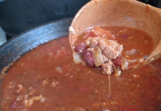 1. Этап. Быстрая похлебка из фасоли и тунца: Выключаем огонь, закрываем кастрюлю крышкой и даём настояться 5–10 мин.