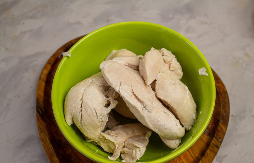 1. Этап. Салат Снежная горка: Куриное филе отварите в слегка подсоленной воде, а затем остудите.