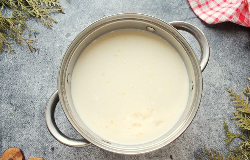 1. Этап. Аркас: В кастрюлю влейте молоко и перемешайте.