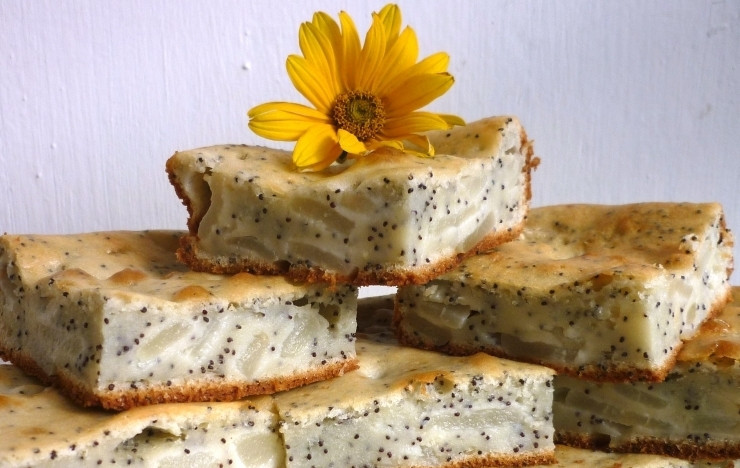 1. Этап. Простой пирог с маком: Тесто влейте в жаропрочную форму. Запекайте пирог при 180 градусах в течение 30 минут. Приятного чаепития!