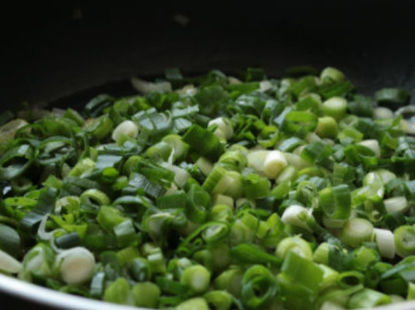 1. Этап. Кутабы из лаваша: Добавьте измельченную зелень. Прожарьте, помешивая, несколько минут.