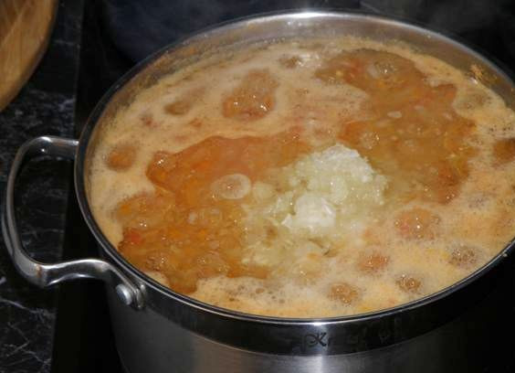 1. Этап. Кабачок по-белорусски: 4. Доводим до кипения, а потом тушим еще 40 минут. Добавим чеснок, перемешаем и пусть еще покипит 10 минут.