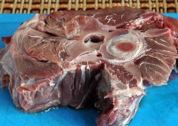 1. Этап. Суп Северный: Хорошо промываем мясо, затем заливаем его водой, добавляем соль и отправляем на средний огонь. Доводим до кипения, снимаем пену и варим около часа.