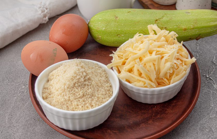 1. Этап. Кето-вафли из кабачков: Возьмите указанные ингредиенты для приготовления кето-вафель из кабачков. Кабачки выбирайте молодые, с твердой шкуркой. У меня получился один кабачок на указанный вес.