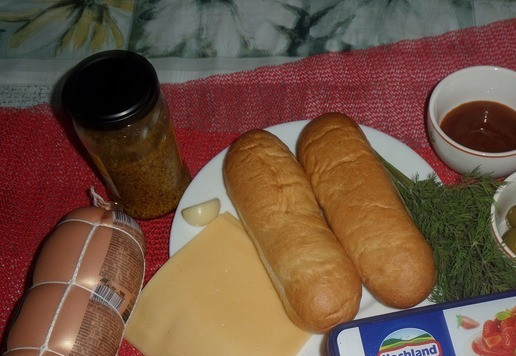 1. Этап. Хот-дог с колбасой и сыром: Подготовим продукты.