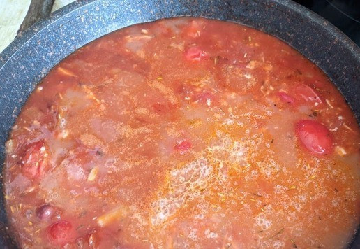 1. Этап. Быстрая похлебка из фасоли и тунца: Наливаем рыбный бульон или воду, солим по вкусу. Доводим до кипения и варим 10 минут на среднем огне.