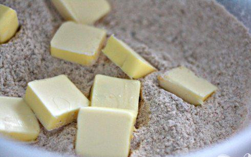 1. Этап. Пряный яблочный пирог с орехами: 3. Приготовить посыпку. Смешать муку, сахар, специи и соль в миске. Нарезать масло на небольшие кусочки. Добавить масло и перемешать. Отставить в сторону.