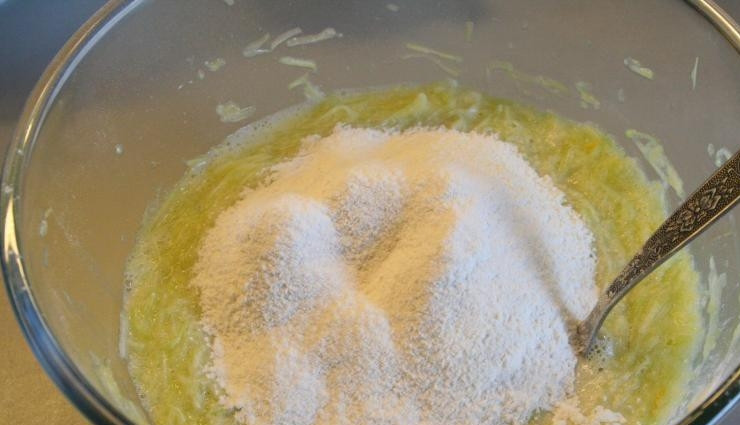 1. Этап. Кабачковые оладьи сладкие: Просейте муку и смешайте ее с содой. Введите сухие ингредиенты к остальным в миске. Тщательно перемешайте. Тесто должно напоминать негустую сметану по консистенции. Если понадобится, добавьте еще немного муки, но не перестарайтесь, иначе оладьи не будут нежными.