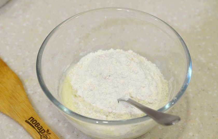1. Этап. Лепешки сырные на сковороде: 3. Добавьте муку с разрыхлителем.