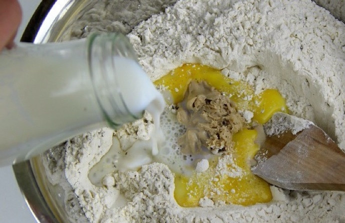 1. Этап. Фокачча (рецепт): 7. Немного нагрейте молоко, а затем влейте теплое молоко в муку.