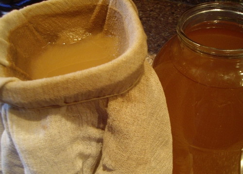 1. Этап. Вино из яблок: Спустя указанное время, вино процедите через марлю. Перелейте его в стеклянную бутылку с крышкой.