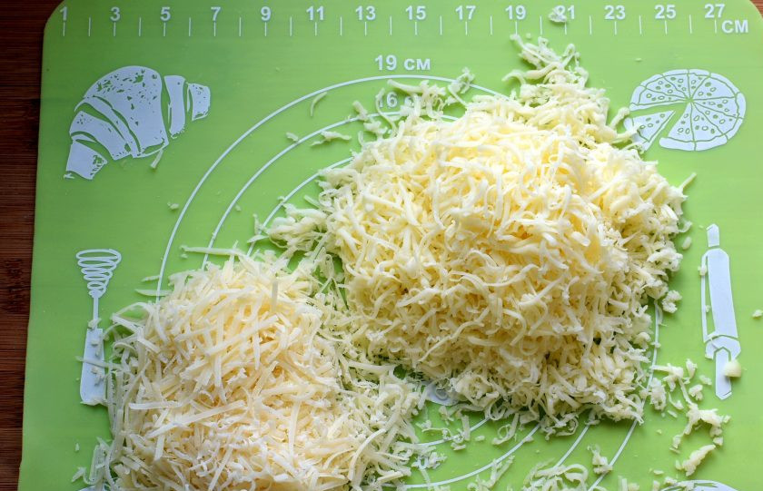 1. Этап. Фаршированные сладкие перцы с итальянской пастой орзо: Натрите моцареллу и пармезан на мелкой терке.