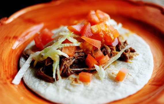 1. Этап. Рулетики с запеченной свининой: 5. Теперь поместите свинину на торитилью, добавьте нарезанные овощи на свой вкус.