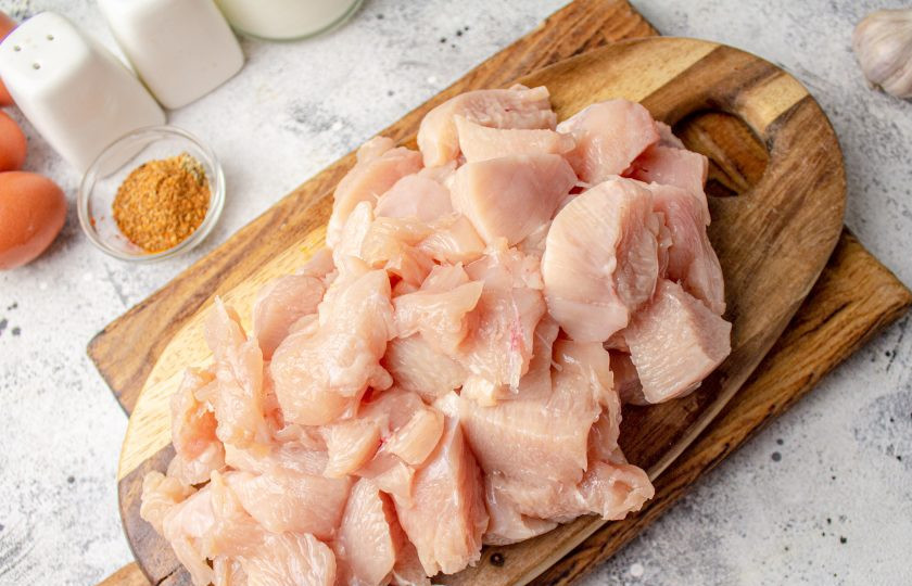 1. Этап. Колбаса куриная домашняя быстрого приготовления: Куриное филе промойте, обсушите и нарежьте на средние кусочки.