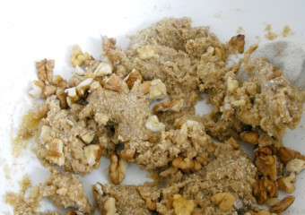 1. Этап. Печенье без масла и маргарина: 3. Добавляем орехи и замешиваем тесто. Как видно, мука нам не понадобится.