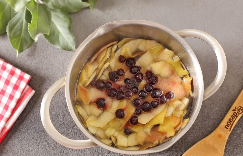 1. Этап. Компот из кожуры яблок: Затем добавьте черноплодную рябину или любые ягоды по вкусу. Можно этот шаг пропустить, но мне нравится какой в итоге получается насыщенный цвет.