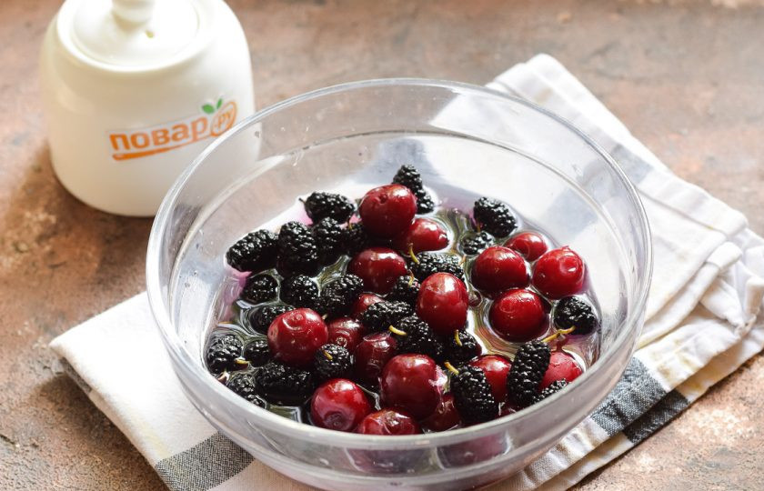 1. Этап. Компот из вишни и шелковицы на зиму: Вымойте шелковицу и вишню.