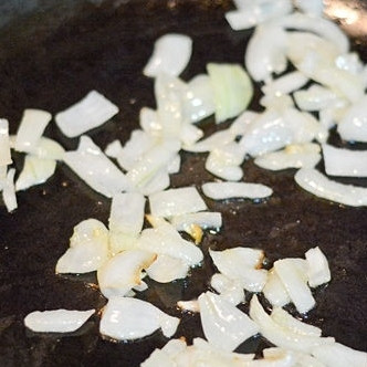 1. Этап. Энчиладас: 3. Лук почистите, нарежьте небольшими кубиками и обжарьте на масле до мягкости.