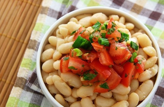 1. Этап. Салат с фасолью и помидорной сальсой: 9. Если салат с фасолью и помидорной сальсой настоится, будет еще вкуснее. Приятного аппетита!