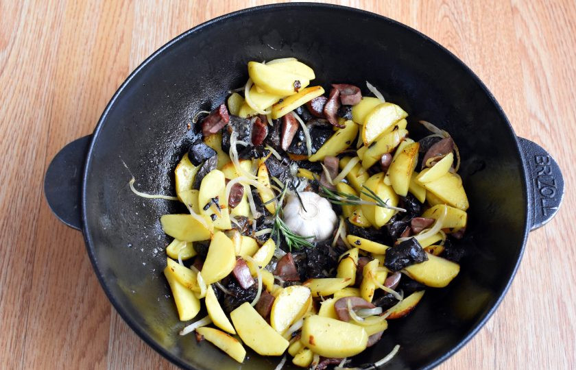 1. Этап. Джиз-быз: Раздвиньте продукты и на дно казана положите разрезанную поперек головку чеснока. Дайте ей поджариться. Добавьте веточки свежего розмарина. Жарьте еще пару минут.