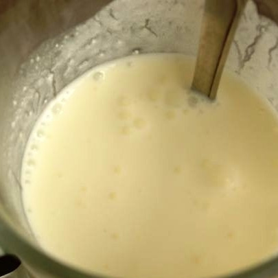 1. Этап. Баклажаны с шампиньонами: Делаем заправку: сметана, соль и примерно 4 ст.л. воды. Заправкой заливаем баклажаны с грибами. Перемешиваем, прогреваем на медленном огне.