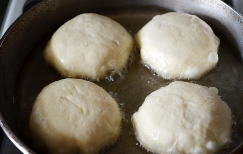 1. Этап. Беляши классические: Хорошо разогрейте масло, убавьте огонь до минимального. Выкладывайте беляши отверстием вниз и жарьте долго до румяного цвета.