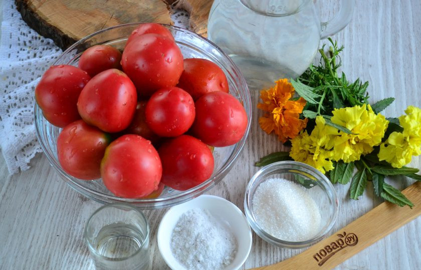 1. Этап. Помидоры с бархатцами на зиму: Подготовьте все необходимые ингредиенты. Я указала количество продуктов на 2 литровые баночки.