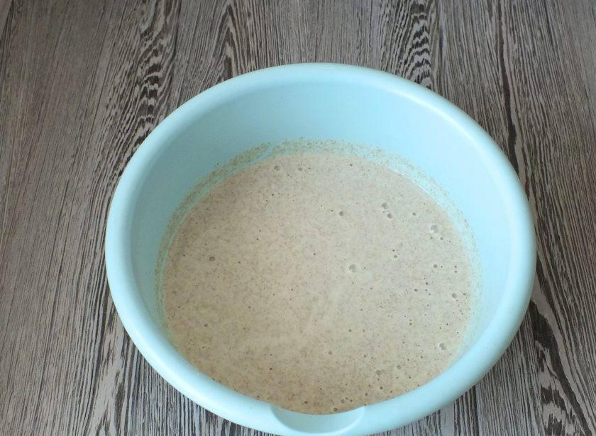 1. Этап. Ржаные блины на кефире: Перемешайте до однородного состояния. Оставьте на столе на 10 минут.