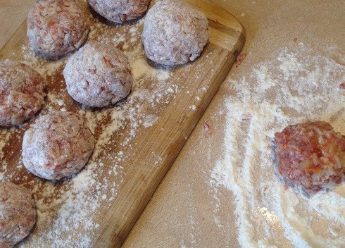 1. Этап. Тефтели с рисом и овощным соусом: Затем из фарша формируем тефтели и обваливаем их в муке.