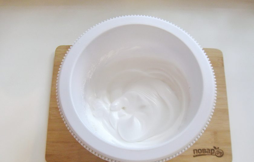 1. Этап. Бостонский кремовый пирог: И взбейте миксером или венчиком в крутую пену. Постепенно всыпьте 150 грамм сахара, постоянно взбивая. Должна получится густая, стойкая масса.