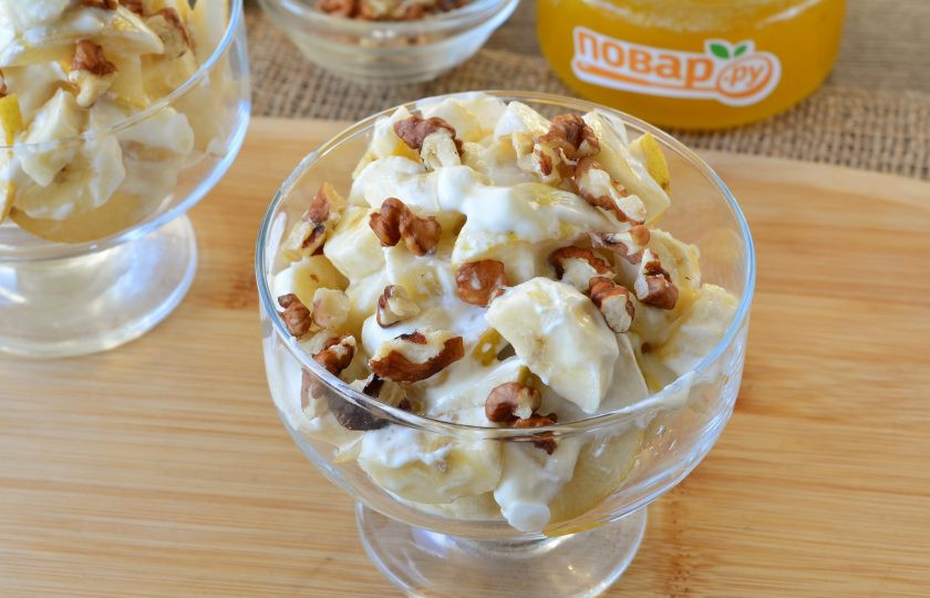 1. Этап. Салат из груши и банана: Салат присыпьте орешками и сразу подавайте к столу.