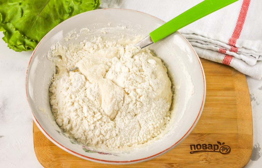 1. Этап. Жингялов хац: Влейте в глубокую емкость теплую воду, добавьте растительное масло и всыпьте щепотку соли. Добавьте пшеничную муку и замесите плотное тесто.