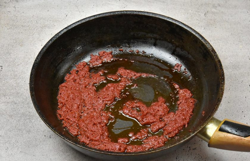 1. Этап. Черемша в томатном соусе на зиму: В сковороде нагрейте растительное масло, выложите томатную пасту и помешивая, обжарьте ее в течение 1-2 минут.