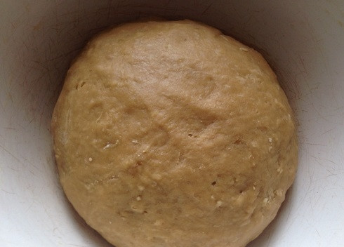 1. Этап. Детский торт своими руками: А затем руками вымешиваем мягкое и гладкое тесто. Может понадобиться еще мука, тесто не должно прилипать к рукам. Но подсыпайте муку маленькими порциями, иначе потом будет трудно раскатать тесто.