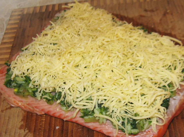 1. Этап. Фаршированный рулет из семги с рисом и шпинатом: Сверху посыпаем тертым сыром.