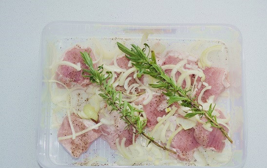 1. Этап. Шашлык с розмарином: Выложите веточки розмарина. Накройте крышкой меньшего диаметра или тарелкой и установите пресс сверху. Оставьте мариноваться минимум на 5-6 часов.