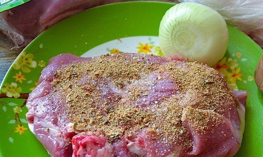 1. Этап. Бедро индейки в бараньем панцире: Бедро обсушить, посолить и посыпать специями с обеих сторон. Их Вы можете взять по вкусу.