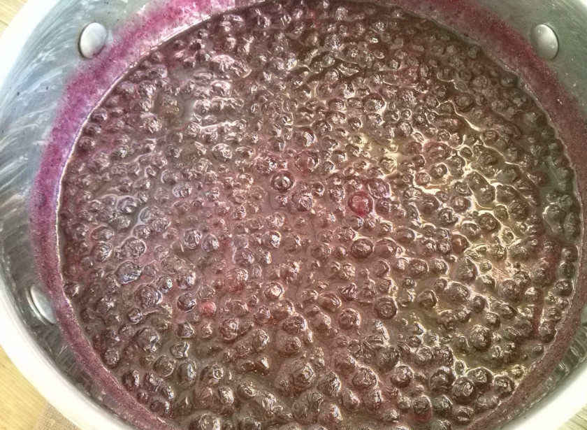 1. Этап. Варенье из черники пятиминутка: Через 3-4 часа, когда ягоды дадут обильный сок, поставьте кастрюлю на средний огонь, доведите до кипения. Варите еще в течение 5 минут, снимая пену.